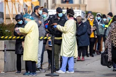 Người dân xếp hàng chờ xét nghiệm COVID-19 tại bệnh viện Mount Sinai ở Toronto (Canada). (Ảnh: Reuters/TTXVN)