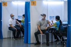 Tiêm vaccine ngừa COVID-19 tại Hong Kong (Trung Quốc). (Ảnh: AFP/TTXVN)