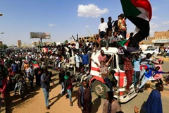 Người biểu tình Sudan xuống đường ở thủ đô Khartoum để yêu cầu chính phủ chuyển sang chế độ dân sự, ngày 21/10/2021. (Nguồn: cnn.com)