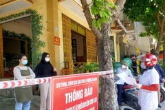 Lực lượng chức năng truy vết các trường hợp liên quan đến một ca F0 ở thành phố Vĩnh Yên (Vĩnh Phúc), hôm 11/11/2021. (Ảnh: Hoàng Hùng/TTXVN)