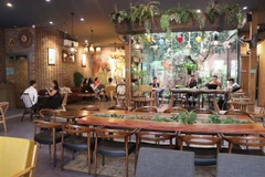 Một quán cafe trên đường Đỗ Ngọc Du ở thành phố Hải Dương. (Ảnh: Mạnh Minh/TTXVN)