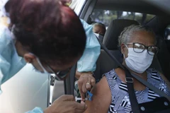 Tiêm phòng vaccine ngừa COVID-19 cho người dân tại Brasilia (Brazil). (Ảnh: THX/TTXVN)
