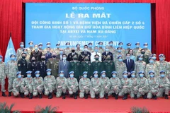 Thượng tướng Hoàng Xuân Chiến - Thứ trưởng Bộ Quốc phòng cùng tùy viên quân sự các nước tại Việt Nam với Đội công binh số 1 và Bệnh viện dã chiến cấp 2 số 4 tại buổi lễ. (Ảnh: Trọng Đức/TTXVN)