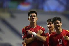 Tiền đạo Tiến Linh trong một pha ăn mừng bàn thắng cùng đồng đội. (Ảnh: Hoàng Linh/TTXVN)