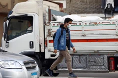 Người dân đeo khẩu trang phòng dịch COVID-19 khi đi trên đường phố Cairo (Ai Cập), ngày 18/12/2021. (Ảnh: THX/TTXVN)