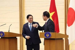 Thủ tướng Phạm Minh Chính và Thủ tướng Nhật Bản Kishida Fumio tại cuộc gặp gỡ báo chí ở Tokyo, tối 24/11/2021 (giờ địa phương). (Ảnh: Dương Giang/TTXVN)