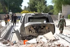 Một phương tiện bị hư hại sau vụ tấn công bằng máy bay không người lái nhằm vào nhà riêng của Thủ tướng Iraq Mustafa al-Kadhimi ở thủ đô Baghdad, ngày 7/11/2021. (Ảnh: AFP/TTXVN)