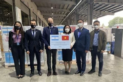 Argentina trao tặng Việt Nam 500.000 liều vaccine AstraZeneca. (Ảnh: TTXVN)