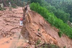 Tuyến đường từ thị trấn An Lão đi xã An Toàn (Bình Định) bị sạt lở. (Ảnh: Tường Quân/TTXVN)