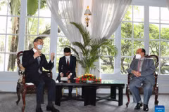 Phó Thủ tướng Campuchia Hor Namhong (phải) trao đổi với Ủy viên Quốc vụ kiêm Bộ trưởng Ngoại giao Trung Quốc Vương Nghị tại Phnom Penh (Campuchia), ngày 13/9/2021. (Nguồn: xinhuanet.com)