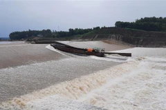 Quảng Trị: Cứu hộ đoàn công tác bị nước cuốn, mắc kẹt giữa đập tràn