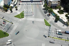 Xe vận chuyển hàng hóa lưu thông trên đại lộ Bình Dương, đoạn qua thành phố Thủ Dầu Một bằng "luồng xanh," hồi tháng 8/2021. (Ảnh: Văn Hướng/TTXVN)