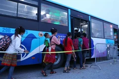 Người dân về từ các tỉnh phía Nam được phân vùng tại huyện Phú Xuyên (Hà Nội), để đưa lên xe buýt về địa phương. (Ảnh: Phạm Kiên/TTXVN)