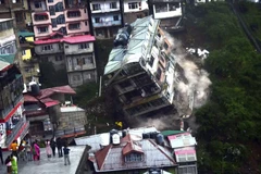 Tòa nhà 8 tầng ở Ấn Độ sập trong tích tắc sau nhiều ngày mưa lớn