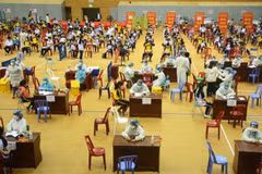 Tiêm vaccine phòng COVID-19 cho học sinh tại Cung thể Thao Tiên Sơn (Đà Nẵng), ngày 20/11/2021. (Ảnh: Văn Dũng/TTXVN)