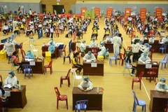 Tiêm vaccine phòng COVID-19 cho học sinh tại Cung thể Thao Tiên Sơn (Đà Nẵng), ngày 20/11/2021. (Ảnh: Văn Dũng/TTXVN)