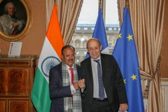 Cố vấn an ninh quốc gia Ấn Độ Ajit Doval và Ngoại trưởng Pháp Jean-Yves Le Drian ở Paris. (Nguồn: indianexpress.com)