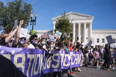 Người biểu tình phản đối luật hạn chế phá thai hà khắc tại Washington, D.C. (Mỹ), ngày 2/10/2021. (Ảnh: AFP/TTXVN)