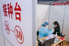 Nhân viên y tế tiêm vaccine ngừa COVID-19 cho người dân tại tỉnh Giang Tô (Trung Quốc), ngày 9/8/2021. (Ảnh: THX/TTXVN)