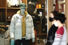 Áo rét được bày bán tại một trung tâm mua sắm ở Seoul (Hàn Quốc), ngày 11/10/2021. (Nguồn: en.yna.co.kr)