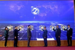 Các đại biểu thực hiện nghi thức nhấn nút, chính thức khai trương IOC thị xã Phổ Yên (Thái Nguyên). (Ảnh: Thu Hằng/TTXVN)