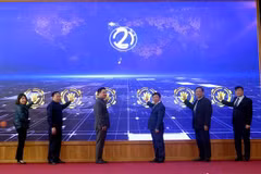 Các đại biểu thực hiện nghi thức nhấn nút, chính thức khai trương IOC thị xã Phổ Yên (Thái Nguyên). (Ảnh: Thu Hằng/TTXVN)