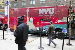 Một điểm tiêm vaccine phòng COVID-19 lưu động ở New York (Mỹ),ngày 7/12/2021. (Ảnh: THX/TTXVN)
