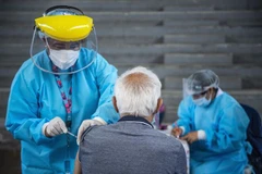 Nhân viên y tế tiêm vaccine ngừa COVID-19 cho người dân tại Lima (Peru), ngày 23/4/2021. (Ảnh: AFP/TTXVN)