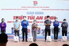 Trưởng Ban Thanh niên Công nhân và Đô thị Trần Hữu trao các suất quà cho các thanh niên công nhân, người lao động bị mất việc làm có hoàn cảnh khó khăn. (Ảnh: Minh Đức/TTXVN)