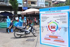 Thông điệp 5K phòng dịch COVID-19 tại chợ Bách Khoa, quận Hai Bà Trưng (Hà Nội) hồi tháng 9/2021. (Ảnh: Hoàng Hiếu/TTXVN)