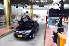 Trạm thu phí đường bộ Km17+100 đường Hòa Lạc-Hòa Bình vận hành hệ thống thu phí tự động không dừng ePass từ cuối năm 2020. (Ảnh: Huy Hùng/TTXVN)