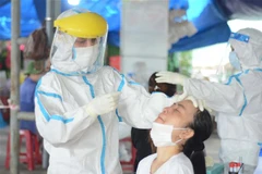 Xét nghiệm COVID-19 cho người dân ở Đà Nẵng. (Ảnh: Văn Dũng/TTXVN)