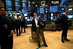 Giao dịch viên tại Sàn giao dịch chứng khoán New York (Mỹ). (Ảnh: AFP/TTXVN)
