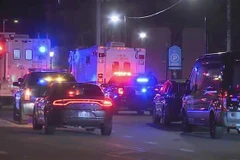 Xe cảnh sát và xe cứu thương được triển khai tại hiện trường vụ lao xe vào đoàn diễu hành ở Waukesha, bang Wisconsin (Mỹ), ngày 22/11/2021. (Ảnh: FOX News/TTXVN)