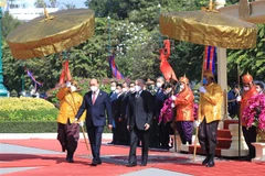 Quốc vương Campuchia Norodom Sihamoni chủ trì Lễ đón Chủ tịch nước Nguyễn Xuân Phúc tại Cung điện Hoàng gia, ngày 21/12/2021. (Ảnh: Thống Nhất/TTXVN)