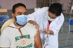 Nhân viên y tế tiêm vaccine ngừa COVID-19 cho người dân tại Tunis (Tunisia), ngày 8/8/2021. (Ảnh: THX/TTXVN)