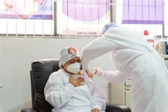 Tiêm vaccine ngừa COVID-19 cho nhân viên y tế tại Sincelejo (Colombia). (Ảnh: AFP/TTXVN)