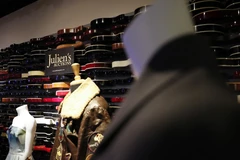 Kỷ vật của các nghệ sỹ Rock 'N' Roll nổi tiếng được trưng bày tại Hard Rock Cafe ở New York (Mỹ), ngày 15/11/2021. (Nguồn: upi.com)