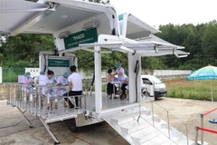 Tiêm vaccine phòng COVID-19 cho người dân trên xe tiêm chủng lưu động ở tỉnh Cao Bằng. (Ảnh: Chu Hiệu/TTXVN)