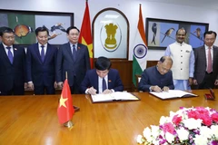 Lễ ký Bản ghi nhớ giữa Văn phòng Hạ viện nước Cộng hoà Ấn Độ và Văn phòng Quốc hội nước Cộng hòa xã hội chủ nghĩa Việt Nam về hợp tác trong lĩnh vực thư viện và truyền hình Quốc hội. (Ảnh: Doãn Tấn/TTXVN)