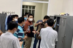 Lực lượng chức năng khám xét nơi làm việc của hai cán bộ Cục Quản lý thị trường tỉnh Đắk Nông. (Nguồn: laodong.vn)