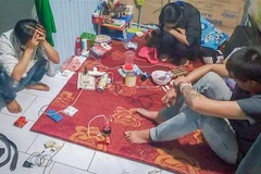 Một nhóm đối tượng sử dụng ma túy trái phép bị Công an quận Cái Răng (Cần Thơ) phát hiện ngày 21/12/2021. (Ảnh: TTXVN)