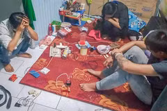 Một nhóm đối tượng sử dụng ma túy trái phép bị Công an quận Cái Răng (Cần Thơ) phát hiện ngày 21/12/2021. (Ảnh: TTXVN)