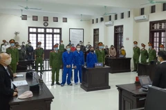 Phiên xét xử sơ thẩm ba đối tượng vận chuyển trái phép chất ma túy. (Nguồn: laodong.vn)