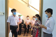 Giám thị và các học sinh tại kỳ thi tuyển sinh lớp 10 năm học 2021-2022 ở Khánh Hòa, hồi tháng 6/2021. (Ảnh: Phan Sáu/TTXVN)