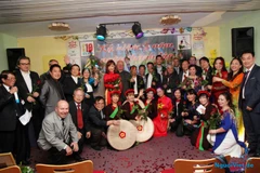 Các thành viên Câu lạc bộ văn nghệ tháng 10 chụp ảnh kỷ niệm cùng bạn bè quốc tế nhân kỷ niệm ngày thành lập câu lạc bộ, hồi tháng 10/2016. (Nguồn: nguoiviet.de)