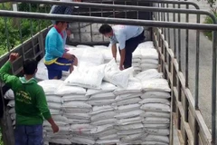 Lực lượng chức năng kiểm đếm số lượng hóa chất không rõ nguồn gốc được vận chuyển trên xe ôtô tải biển kiểm soát 67C-068.68. (Ảnh: TTXVN)