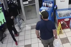 [Video] Cựu lính thủy đánh bộ Mỹ tay không bắt tên cướp có súng