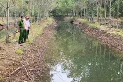 Nơi phát hiện hai bé gái bị đuối nước. (Ảnh: TTXVN)