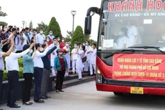 Lễ tiễn đoàn cán bộ y tế tình nguyện tỉnh Cao Bằng lên đường giúp Thành phồ Hồ Chí Minh chống dịch, chiều 1/10/2021. (Ảnh: Quốc Đạt/TTXVN)